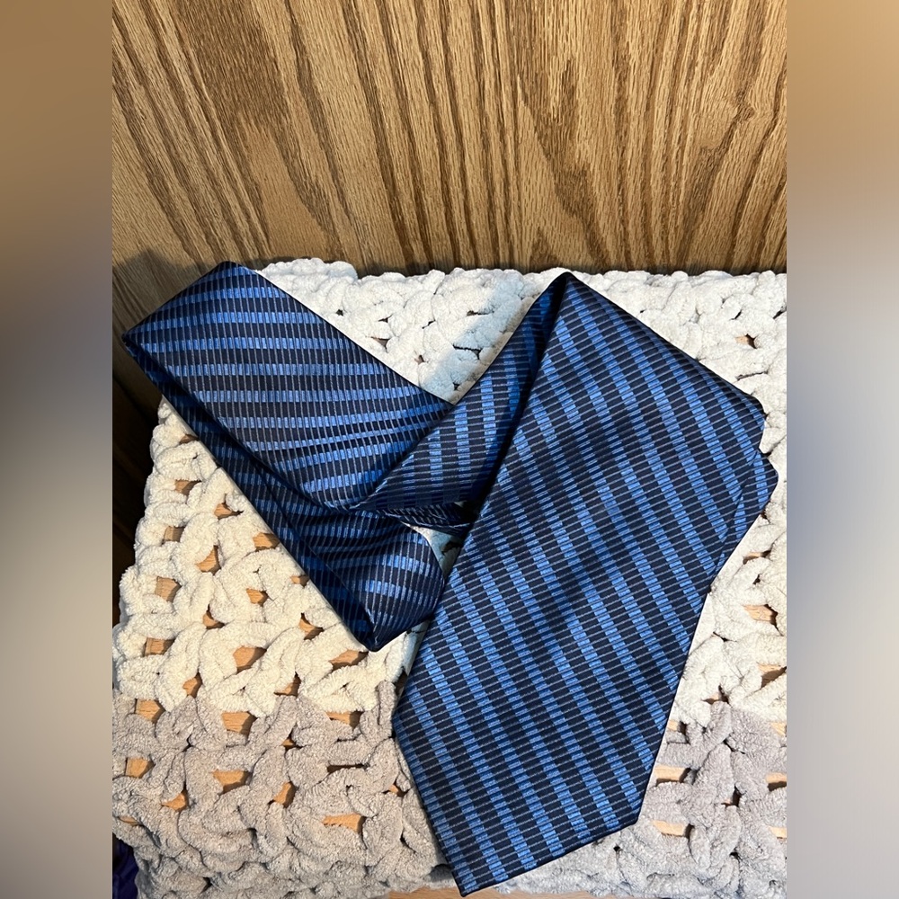 NWOT Calvin Klein Men’s blue silk tie - Picture 4 of 9
